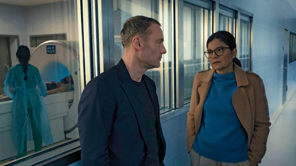 «Tatort» im Check: Wie oft töten Wölfe Menschen?. Staatsanwältin Sara Taghavi (Jasmin Tabatabai) möchte von Robert Karow (Mark Waschke) wissen, weshalb seine Kollegin im Wald zurückgeblieben ist.