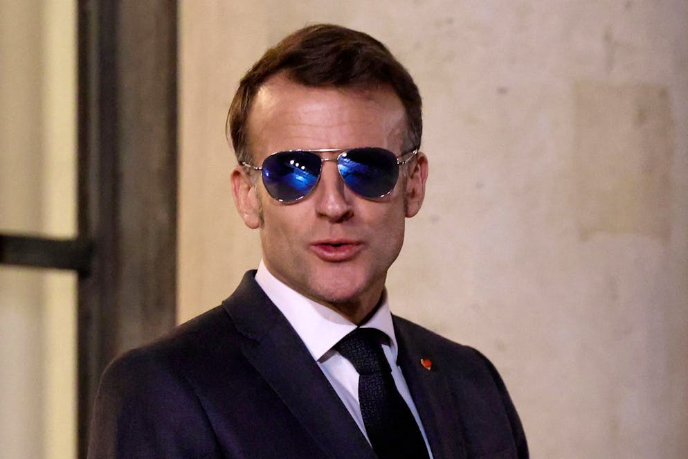 Le Premier ministre britannique Keir Starmer s'est amusé des lunettes de soleil portées ces derniers jours par le président français Emmanuel Macron, qui lui a répondu mardi sur le ton de l'humour avec un clin d'oeil à Top Gun.