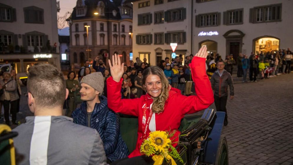 Was machen die Schweizer Medaillengewinner von 2022 heute? - Gallery. Grosse Feier in Schwyz: Corinne Suter gewann 2022 in China die Abfahrt - und wurde gerade noch rechtzeitig fit, um es erneut zu versuchen