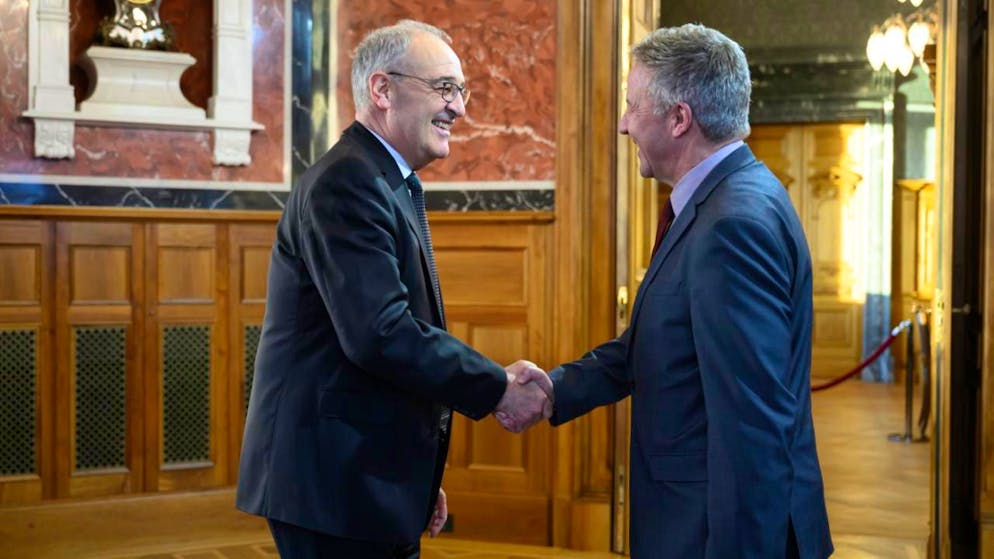 Bundespräsident Guy Parmelin, links, begrüsst Markus Potzel, Botschafter von Deutschland, während des traditionellen Neujahrsempfangs im Bundeshaus. (Archivbild)
