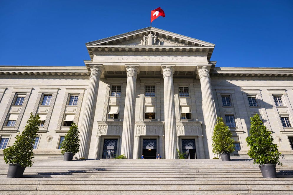 Devant le Tribunal fédéral, l'intéressé contestait pour l'essentiel sa participation à l'agression de novembre 2019 qui a entraîné la mort d'une escort de 34 ans ainsi que la peine et l'internement