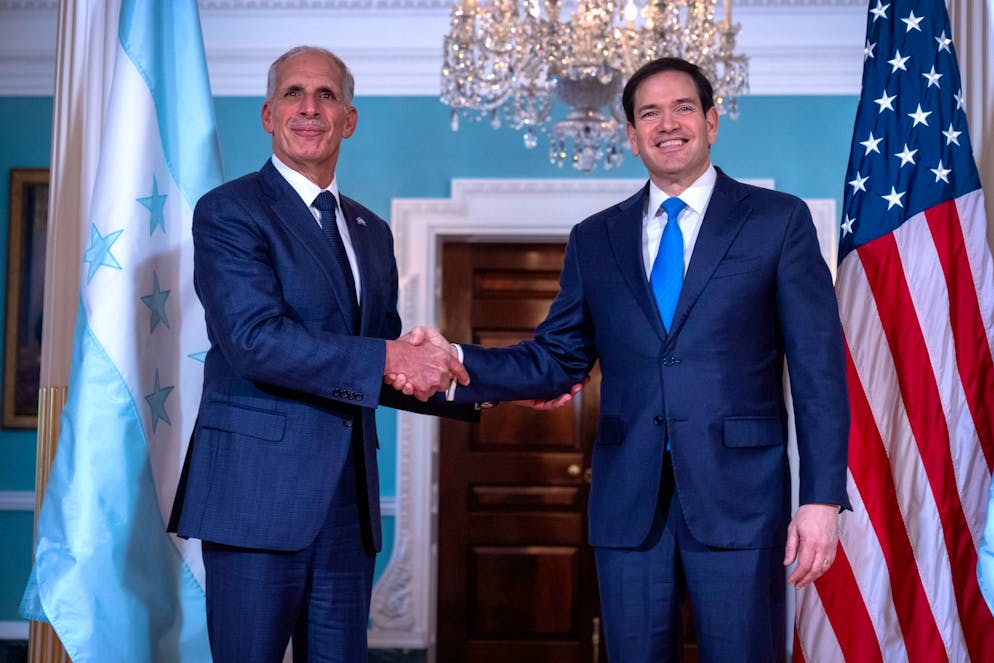 Le secrétaire d'État Marco Rubio, à droite, serre la main du président élu du Honduras, Nasry Asfura, au département d'État, lundi 12 janvier 2026, à Washington. (AP Photo/Mark Schiefelbein)
