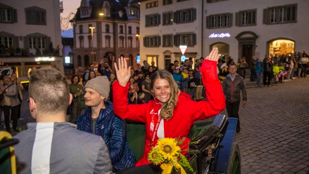 What are the 2022 Swiss medal winners doing today? - Gallery. Big celebration in Schwyz: Corinne Suter won the downhill in China in 2022 - and got fit just in time to try again