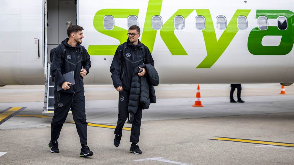 Die YB-Spieler Armin Gigovic und Darian Males steigen aus einem Flugzeug (Archiv).