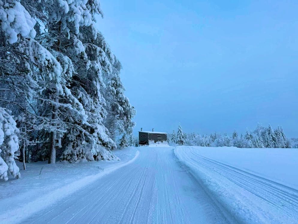 Press trip Finland. On the farm, you have the opportunity to spend the night in this small wagon.