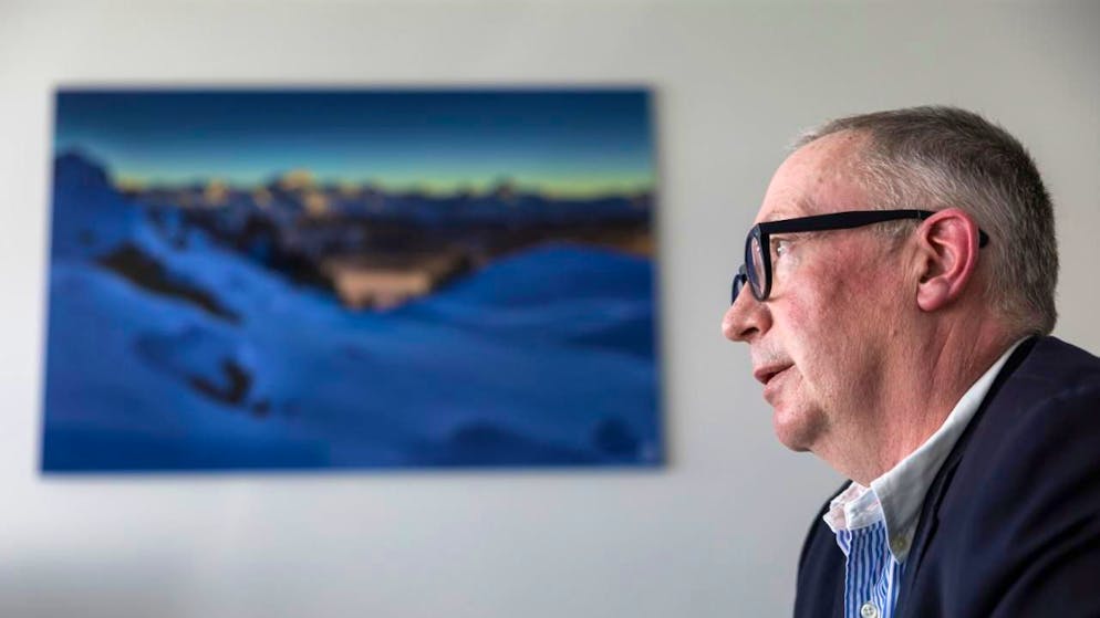 Le président de Crans-Montana Nicolas Féraud regrette de ne pas avoir adressé, le 6 janvier dernier, des excuses pour les victimes du drame du bar "Le Constellation", lors d'une conférence de presse organisée par la commune quelques jours après la tragédie qui a fait 40 morts.