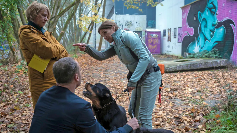 «Tatort» im Check: Wie oft töten Wölfe Menschen?. Spaziergängerin Edda Odin (Catherine Stoyan, rechts) berichtet Susanne Bonard (Corinna Harfouch) und Robert Karow (Mark Waschke), auf welche Weise sie den Toten entdeckt hat.