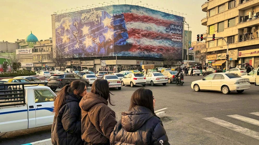 A huge poster in Tehran shows a US aircraft carrier with destroyed fighter jets on its deck. (January 25, 2026)