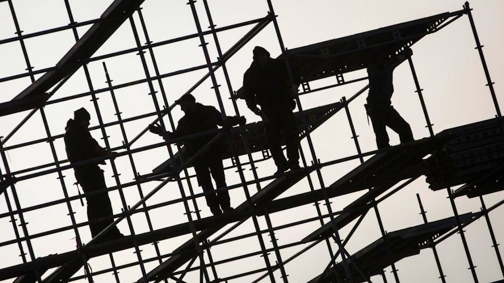 Die Wirtschaft in Deutschland schwächelt, die Arbeitslosigkeit nimmt zu. Laut einer Studie florieren Schwarzarbeit und illegale Geschäfte. (Archivbild)