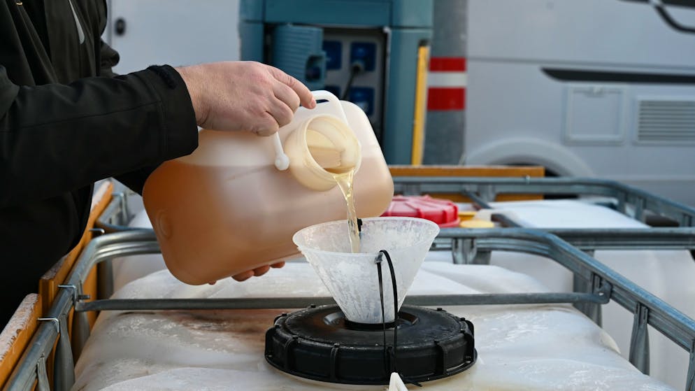 Wissenschaftler der Uni Stuttgart arbeiten an einem neuartigen Biobeton, der durch ein Biomineralisierungs-Verfahren aushärtet, das auf menschlichem Urin basiert.