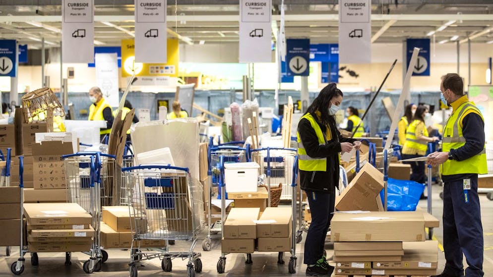 Mitarbeiter der Ikea-Zentrale in Spreitenbach machen Kundenbestellungen bereit für die Auslieferung. 60 Stellen sollen abgebaut werden (Archiv)