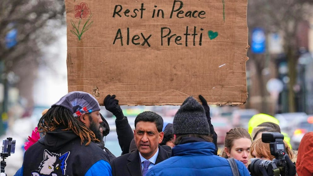 Trump hints at U-turn in Minneapolis - Gallery. The deadly shootings in Minneapolis are causing anger at Trump's government to boil over.