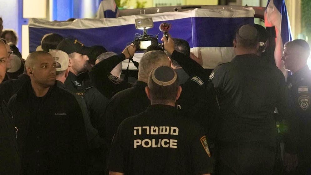 dpatopbilder - The coffin containing the remains of Israeli hostage Ran Gvili, the last to be recovered from the Gaza Strip, arrives at the Abu Kabir Forensic Institute in Tel Aviv, Israel, on Monday. Photo: Mahmoud Illean/AP/dpa
