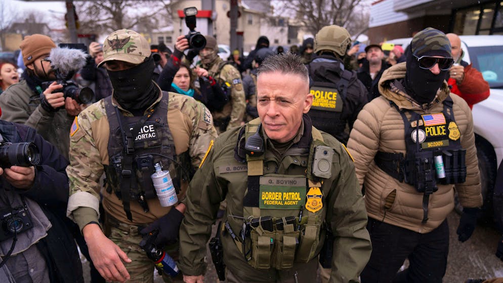 Dovrebbe lasciare Minneapolis. Ecco chi è Greg Bovino, l'uomo a capo dei raid dell'ICE che s'è sporcato le mani per Trump