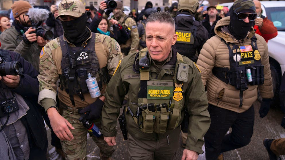 L'uomo senza maschera: Greg Bovino è il volto dell'inasprimento della politica di immigrazione degli Stati Uniti.