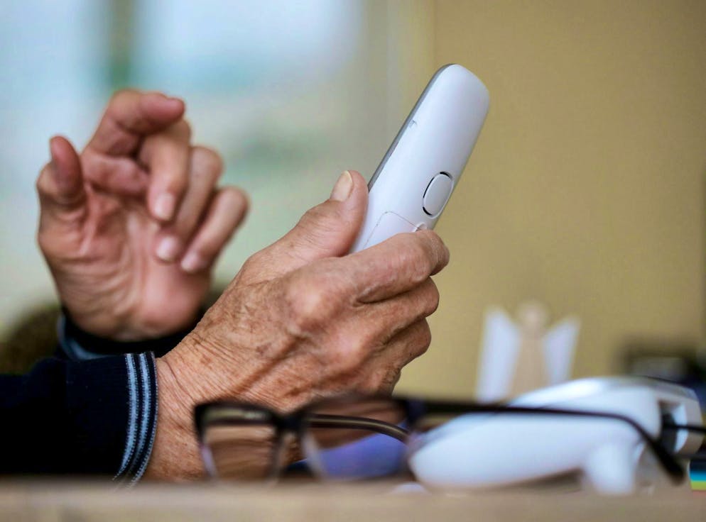 Sempre più spesso le persone cadono vittime di criminali al telefono.