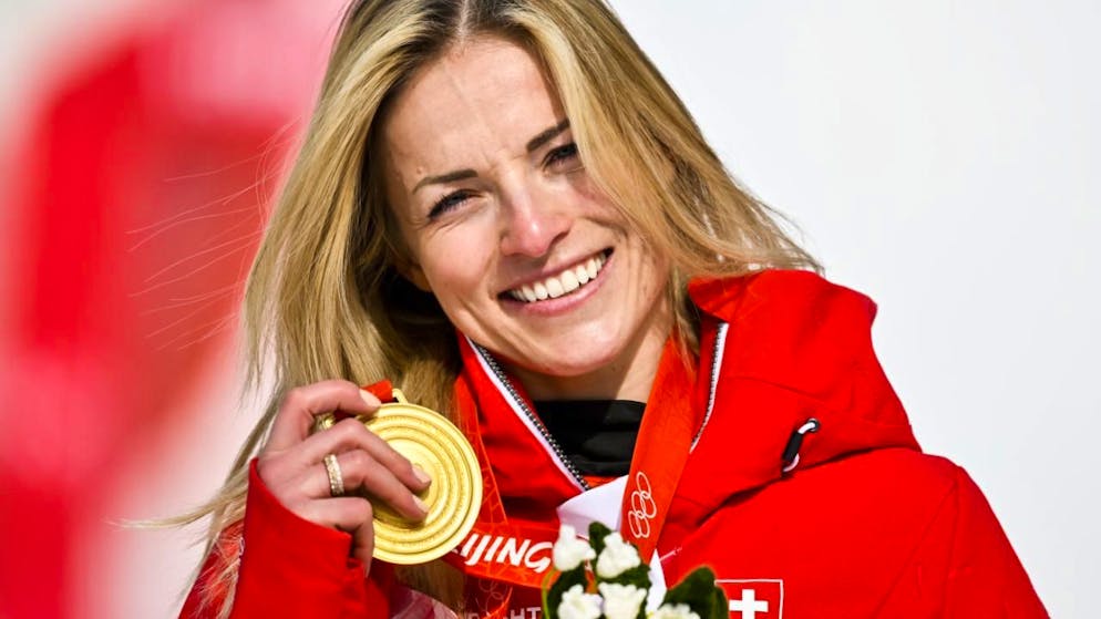 Was machen die Schweizer Medaillengewinner von 2022 heute? - Gallery. Krönung einer grandiosen Karriere: Lara Gut-Behrami holte 2022 Gold im Super-G und fehlt nun nach einem Kreuzbandriss