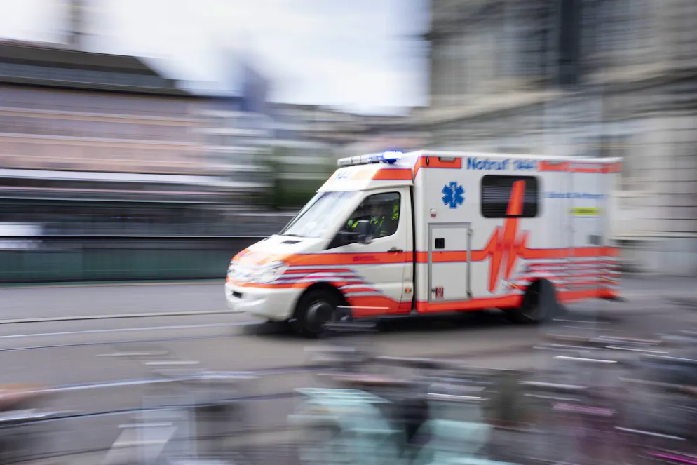 Nach einem schweren Verkehrsunfall in Stans NW mussten der 27-Jährige Fahrer und ein erfasstes Kind ins Spital gebracht werden.