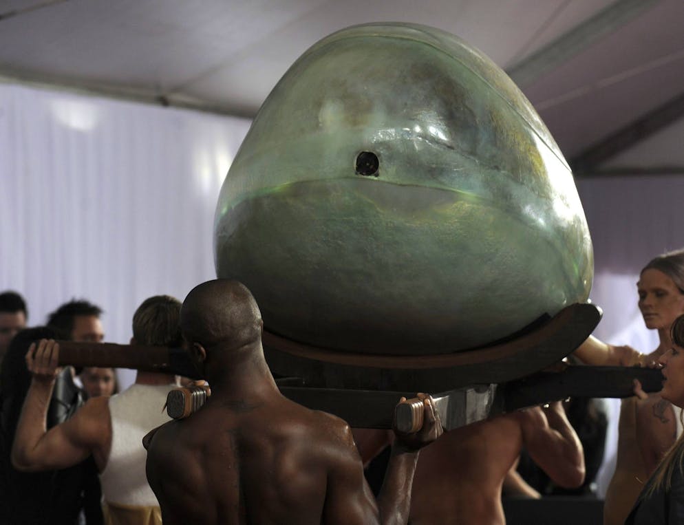 Lady Gaga im Ei-Kakon 2011 bei den Grammys.