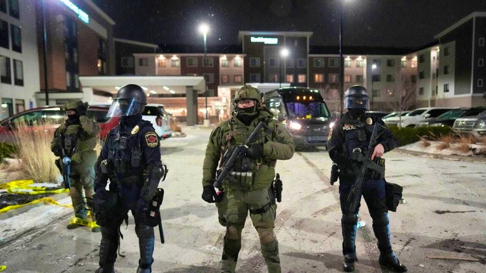 ARCHIVE - Police officers stand outside the SpringHill Suites and Residence Inn by Marriott hotels during a protest in Maple Grove, Minnesota. Photo: Adam Gray/FR172090 AP/dpa