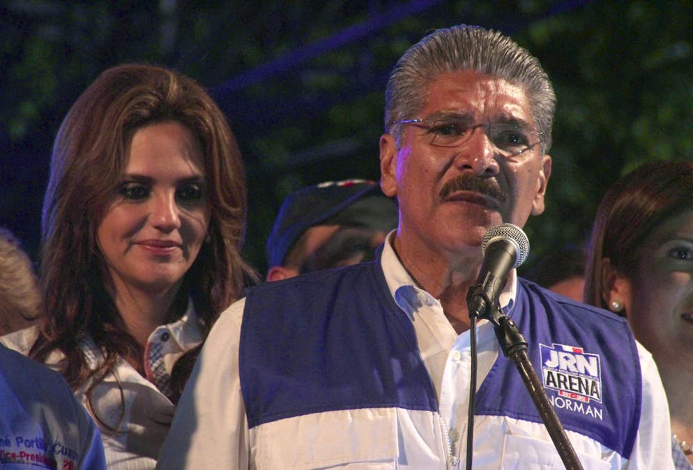 Norman Quijano, âgé de 79 ans, a été condamné par contumace en avril 2024 pour avoir remis 100'000 dollars à des gangs afin d'obtenir des votes. (archives)