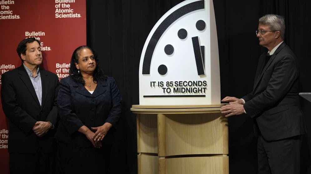 Die Mitglieder des Bulletin of the Atomic Scientists enthüllen die Weltuntergangsuhr, die auf 85 Sekunden vor Mitternacht eingestellt ist. Mit der Weltuntergangsuhr bewerten Wissenschaftler seit Jahren, wie nah die Menschheit ihrer Ansicht nach dem Abgrund ist. Foto: Pablo Martinez Monsivais/AP/dpa