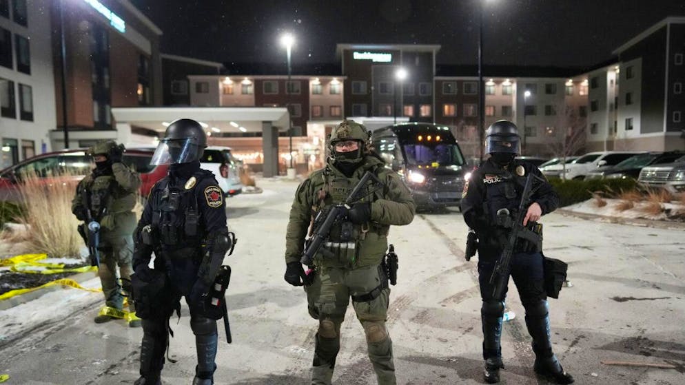 ARCHIV - Polizeibeamte stehen während eines Protests vor den Hotels SpringHill Suites und Residence Inn by Marriott in Maple Grove, Minnesota. Foto: Adam Gray/FR172090 AP/dpa