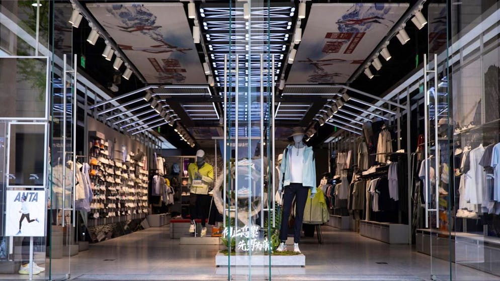 Un'immagine di un negozio del colosso cinese degli articoli sportivi Anta