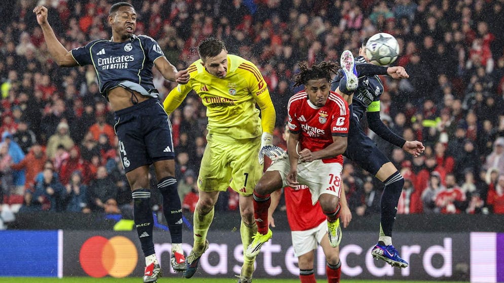 Anatoliy Trubin (Mitte) köpft Benfica in der 98. Minute in die Playoffs der Champions League.