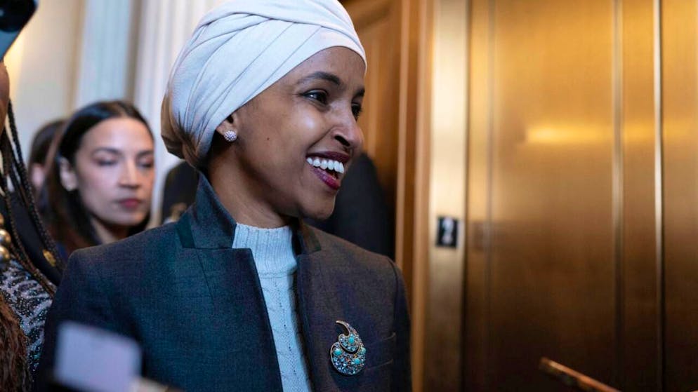 ARCHIV - Ilhan Omar, demokratische Abgeordnete, verlässt die Kammer des US-Repräsentantenhauses im Kapitol. Foto: Jose Luis Magana/AP/dpa
