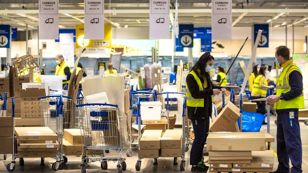 Employees at the Ikea headquarters in Spreitenbach prepare customer orders for delivery. 60 jobs are to be cut (archive)