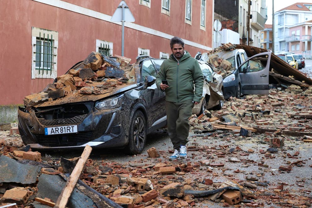 Une partie du toit de l'ancienne université s'effondre, endommageant plusieurs voitures, en raison du passage de la tempête Kristin à Figueira da Foz, au Portugal, le 28 janvier 2026.