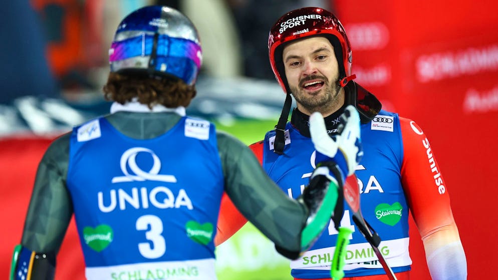 Loïc Meillard nimmt in Schladming die Gratuliationen von Lucas Pinheiro Braathen entgegen.