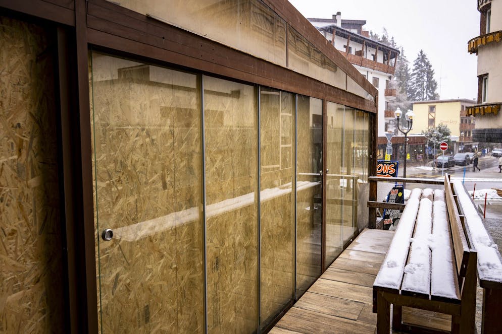 La véranda de la terrasse du bar « Le Constellation » est photographiée après l'incendie qui s'est déclaré dans le bar-salon « Le Constellation », à Crans-Montana, en Suisse, le mercredi 28 janvier 2026. 