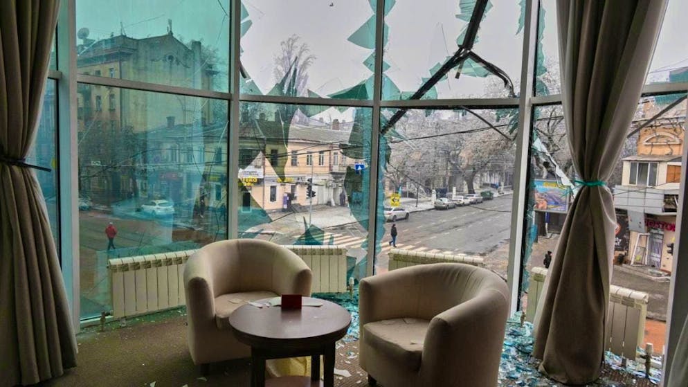 dpatopbilder - A window pane is broken in an apartment in the city center of Odessa after a Russian airstrike. Photo: Michael Shtekel/AP/dpa