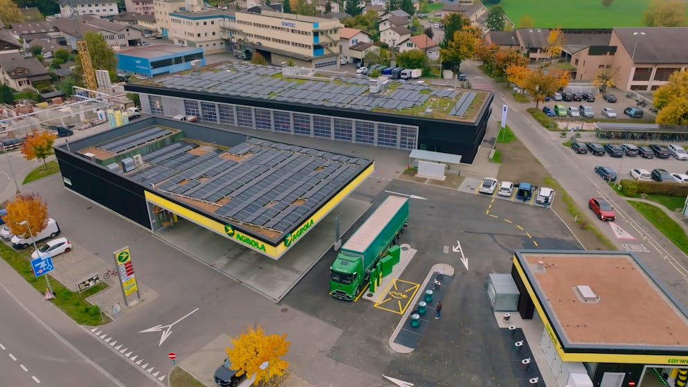 Den Strom für die Ladestation bezieht die Agrola grösstenteils von der PV-Anlage auf dem Dach.