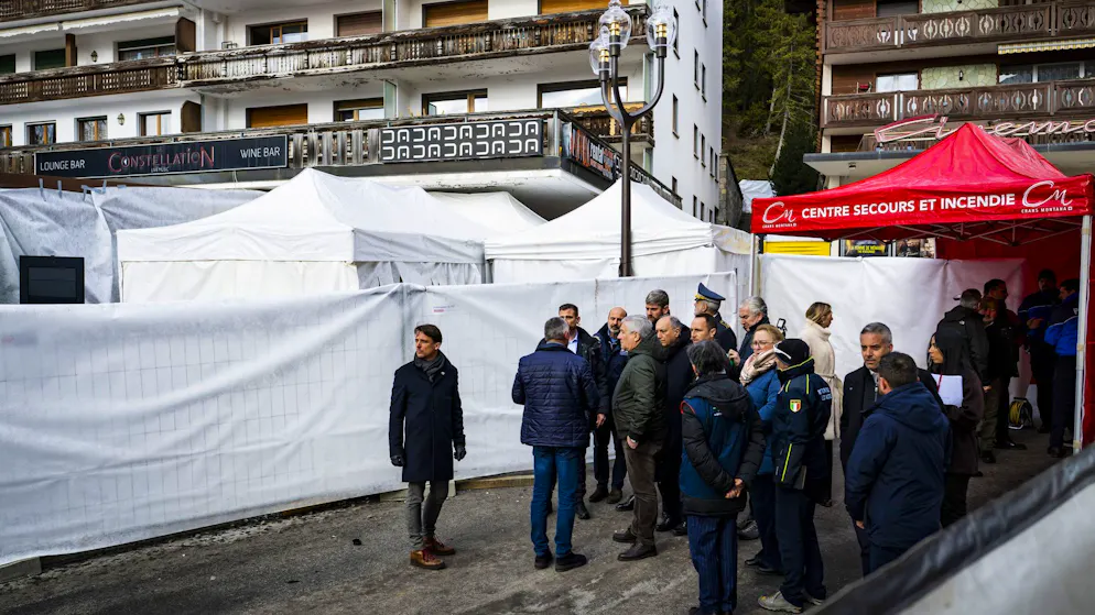 Die Geschehnisse rund um die Bar «Le Constellation» können nicht mehr nachvollzogen werden, obwohl die Videoüberwachung im öffentlichen Raum in Crans-Montana umfassend ist: Die Aufnahmen der mehr als 250 öffentlichen Videokameras rund um die Silvesternacht wurden gelöscht.Archivbild)