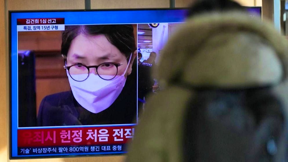 A TV screen at Seoul station shows a picture of Kim Keon Hee, the wife of South Korea's former president Yoon Suk Yeol, during a news program. Photo: Lee Jin-man/AP/dpa