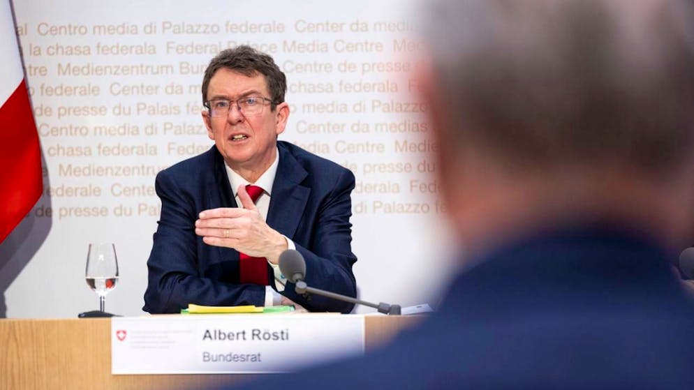 Verkehrsminister Albert Rösti stellt Pläne des Bundesrates für den Bau von Bahnanlagen und Strassen in den nächsten rund zwanzig Jahren den Medien vor.