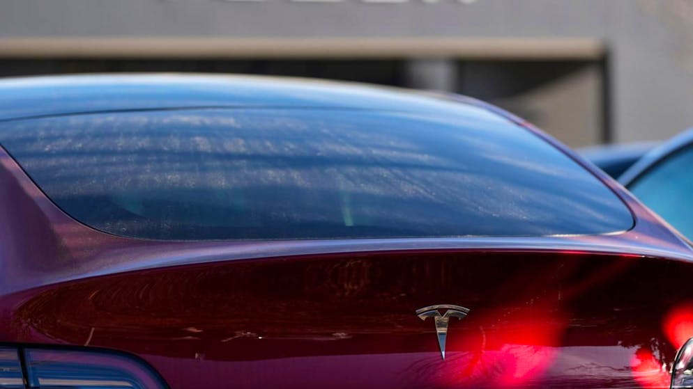 Tesla hat erstmals ein Jahr mit einem Umsatzrückgang abgeschlossen. (Archivbild)