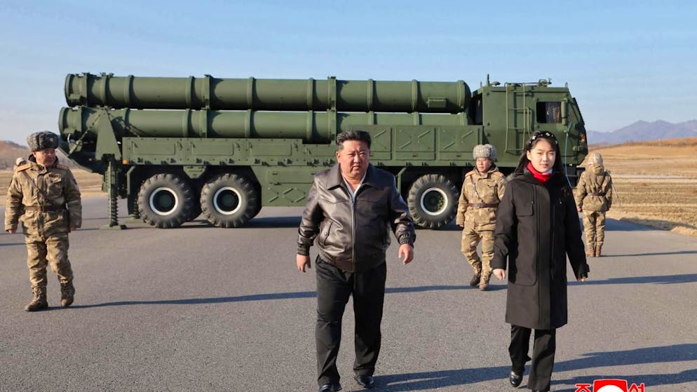 Kim Jong-un assieme a sua figlia Kim Ju-ae mentre.