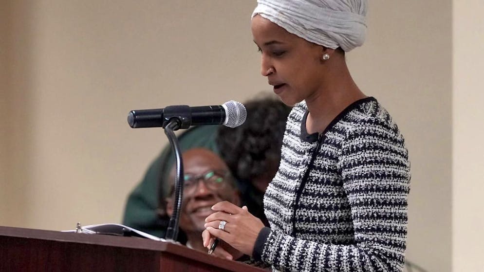 dpatopbilder - Die demokratische Abgeordnete Ilhan Omar spricht bei einer Veranstaltung in der Stadthalle von Minneapolis. Während ihres Auftritts wurde Omar von einem Mann aus dem Publikum angegriffen. Foto: Richard Tsong-Taatarii/Star Tribune via AP/dpa