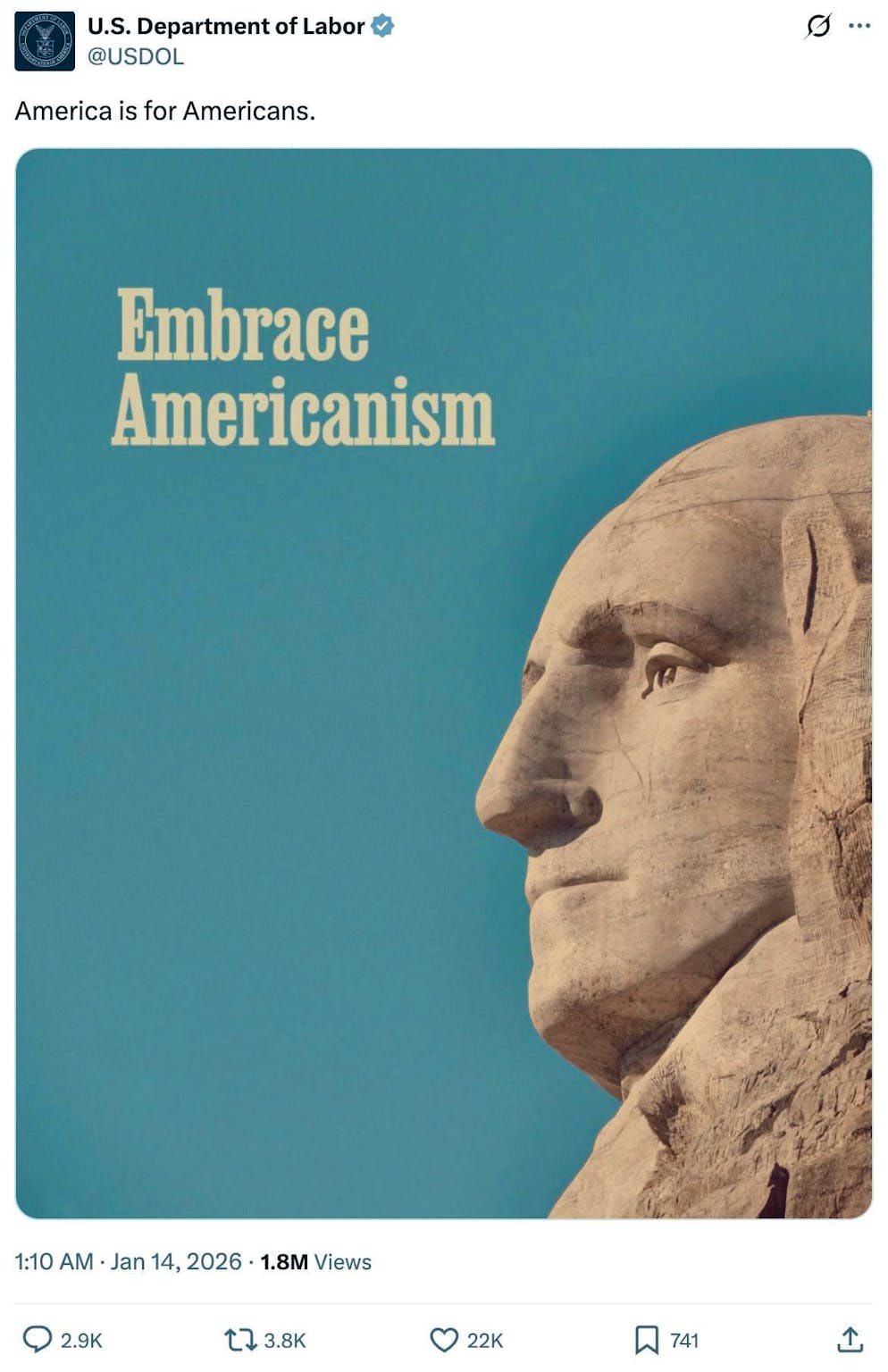 Il linguaggio dei post dell'amministrazione Trump sui social media. «Abbracciare l'americanismo» suona un po' strano in combinazione con l'immagine. Diventa strano perché il dipartimento del lavoro degli Stati Uniti <a target="_blank" rel="nofollow" href="https://x.com/USDOL/status/2011229346707423352">ha scritto</a> il 14 gennaio 2026: «L'America è per gli americani». Questo è un motto del Ku Klux Klan e ricorda lo slogan nazista «la Germania ai tedeschi».