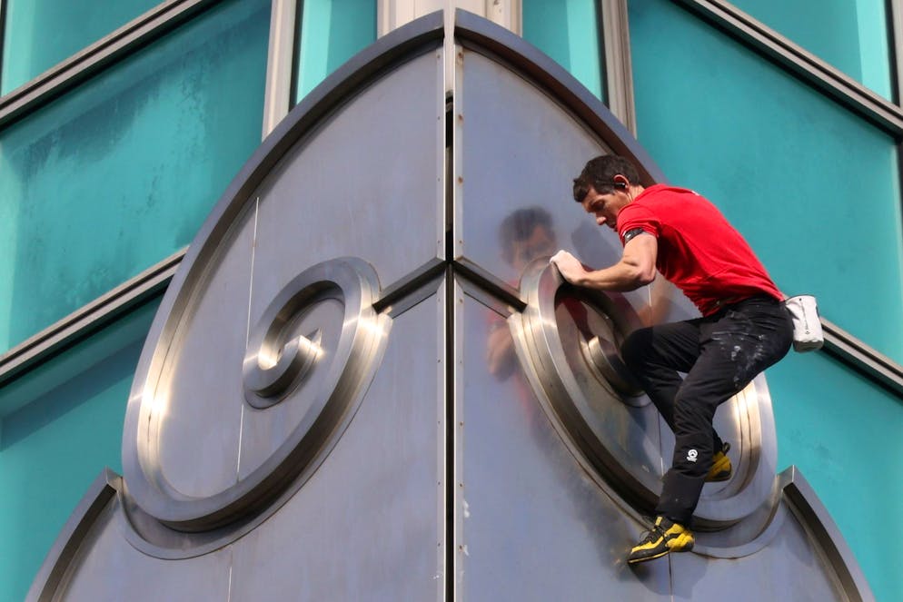 Lo scalatore statunitense sulla parete del grattacielo Taipei 101, a Taipei, il 25 gennaio 2026.