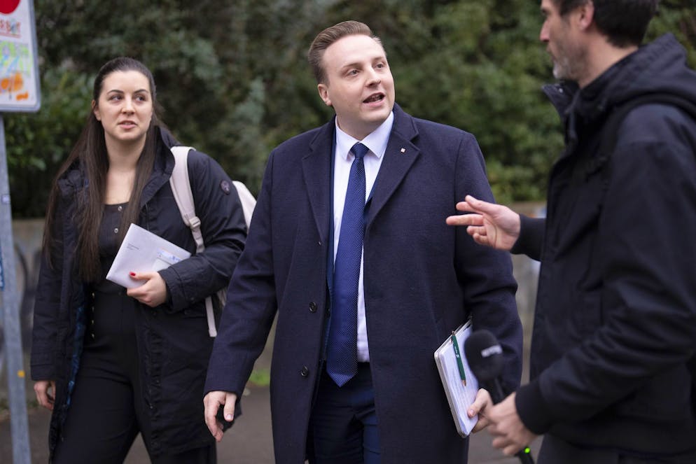 SVP-Kader Sarah Regez und JSVP-Präsident Nils Fiechter gehen als Sieger hervor.