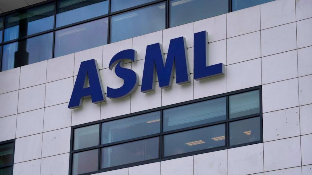 Le groupe basé à Veldhoven, dans le sud des Pays-Bas, qui compte environ 44'000 employés dans le monde, est très suivi sur les marchés, car il vend des machines de pointe pour la fabrication de semi-conducteurs, fortement demandées depuis la croissance de l'intelligence artificielle (archives).