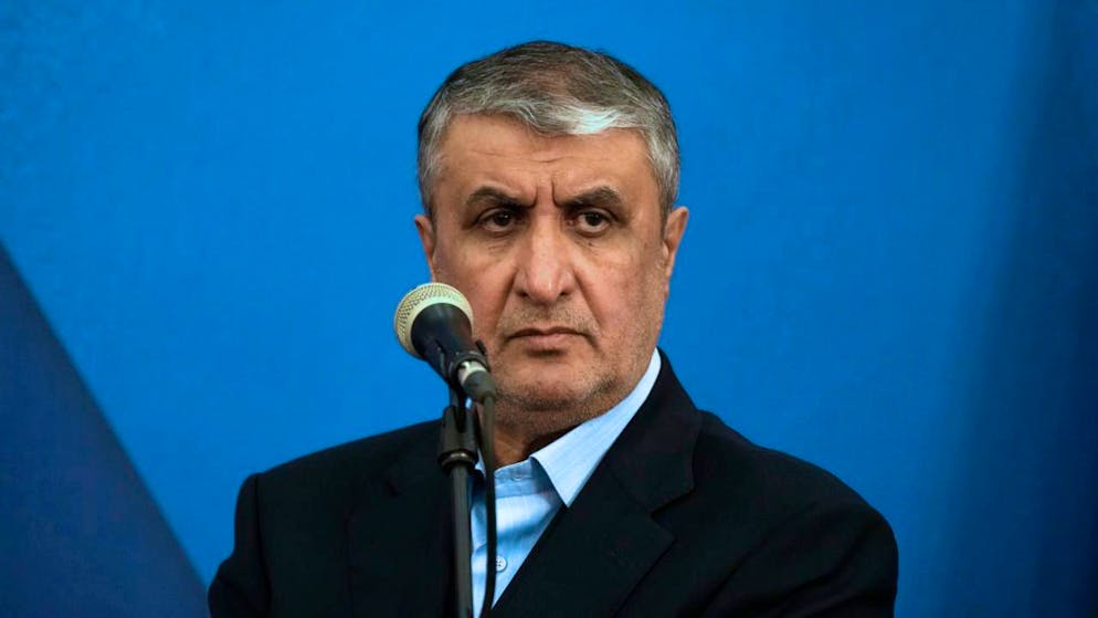 ARCHIV - Mohammed Eslami, Leiter der iranischen Atomenergiebehörde (AEOI), hört während seiner gemeinsamen Pressekonferenz mit dem Generaldirektor der Internationalen Atomenergie-Organisation (IAEO), Grossi, zu. Foto: Vahid Salemi/AP/dpa