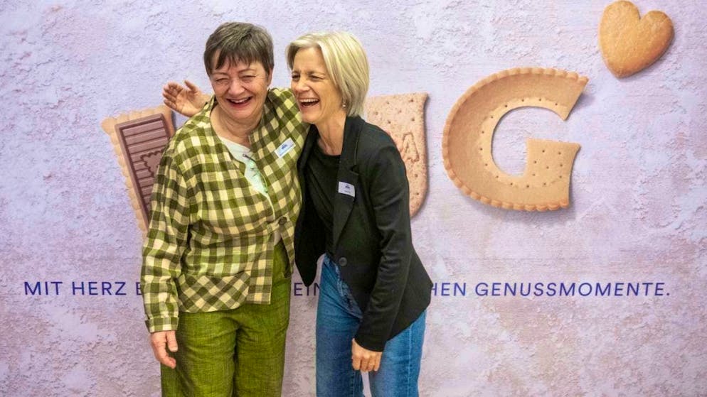 Marianne Wüthrich (left) and Anna Hug, co-heads of baked goods manufacturer Hug, are having a good laugh: The biscuit manufacturer has set a new sales record in 2025.