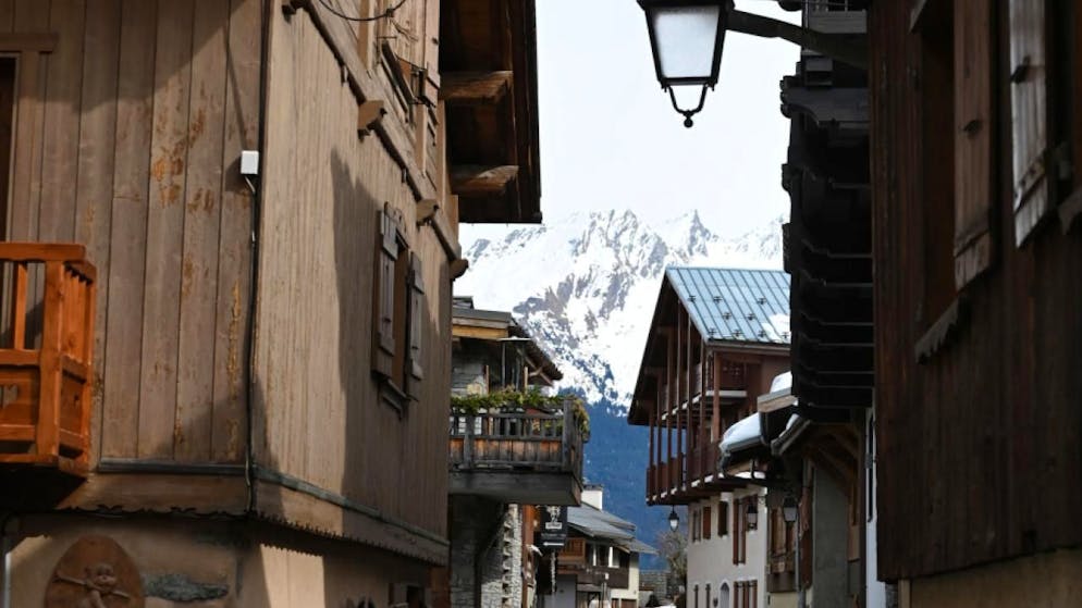 Le strette strade di Courchevel hanno reso difficili le operazioni dei vigili del fuoco.