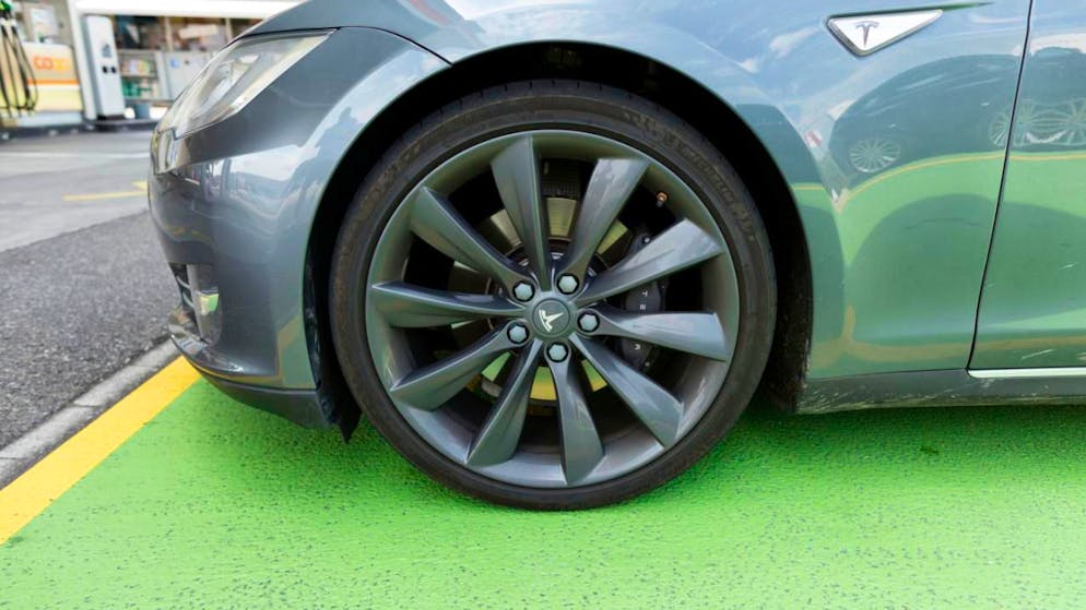 Mit dem Model S begann einst der Aufstieg von Tesla. Jetzt soll die Modellreihe zusammen mit der Weiterentwicklung Model X der Roboter-Zukunft weichen. (Archivbild)